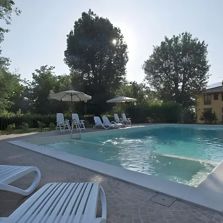Con Piscina Villa